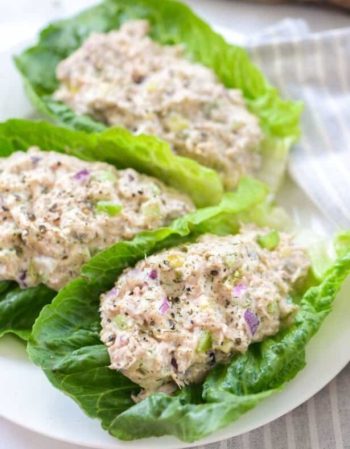 Rollos de lechuga con ensalada de pollo