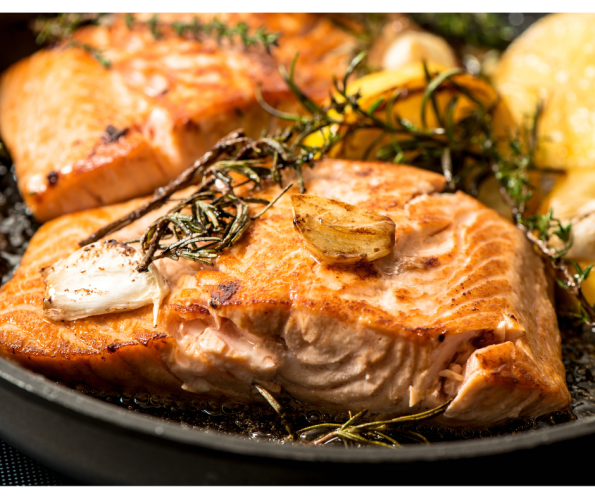 Filete de salmón (Wild Caught) en salsa cremosa de ajo