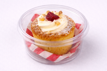 Cantinfla de vainilla rellena de queso y jalea de fresa