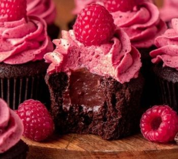 Chocolate and raspberry cream cupcakes (2)