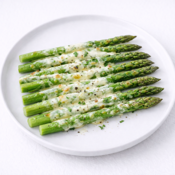 Espárragos en mantequilla y queso