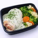 Pechuga rellena de jamón y queso en salsa de cilantro