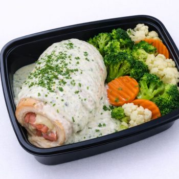 Pechuga rellena de jamón y queso en salsa de cilantro