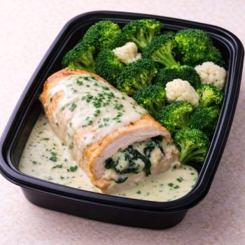 Pechuga rellena de broccoli y queso en salsa cremosa de ajo