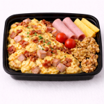 Revoltillo de bacon, jamón y queso