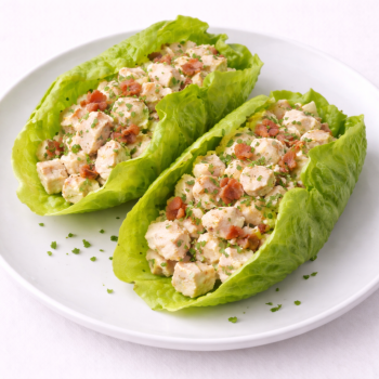 Rollos de lechuga con ensalada de pollo