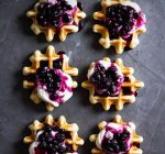 Waffles de vainilla con crema de blueberry