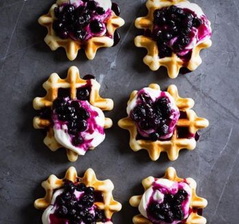 Waffles de vainilla con crema de blueberry