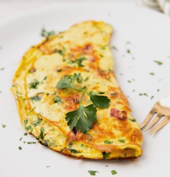 Omelette de queso, pollo y cebolla