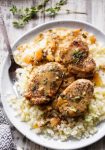 Cama de arroz de coliflor con chuleta guisada