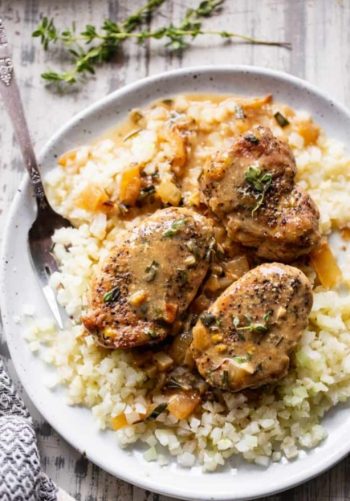 Cama de arroz de coliflor con chuleta guisada