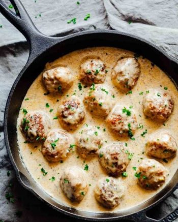 Albóndigas en salsa cremosa de ajo y cilantro