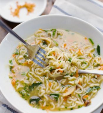 Sopas shirataki de pollo y vegetales