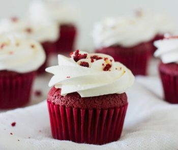 Red velvet cupcake relleno de queso (2)