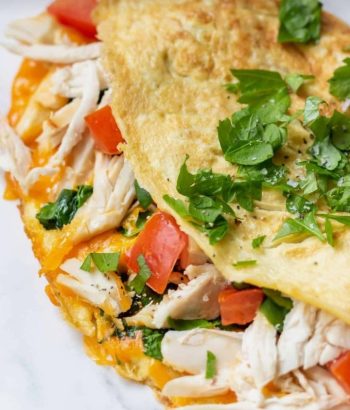 Omelette de pollo, queso y vegetales