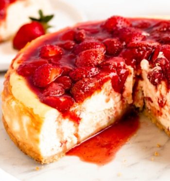 Creamy berry cheesecake slice