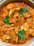 Pechuga desmenuzada en salsa criolla