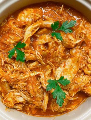 Pechuga desmenuzada en salsa criolla