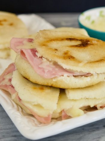 Arepa de jamón y queso