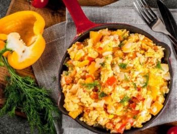 Revoltillo con cebolla, pimientos, queso, tocineta y tomate