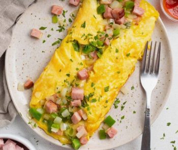 Omelette de jamón, queso y cebolla