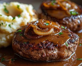 Hamburguesa al plato en salsa de cebolla y majado de coliflor