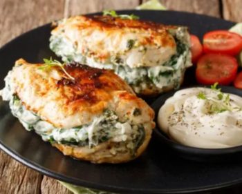 Pechuga rellena de broccoli y queso en salsa cremosa de ajo