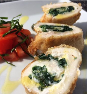 Pechuga rellena de broccoli y queso en salsa cremosa de ajo