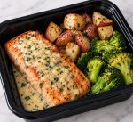 Salmón al ajillo con broccoli y papas salteadas