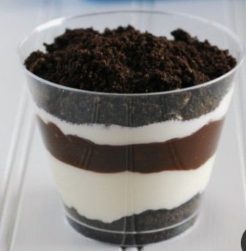 Vanilla and chocolate cake cup